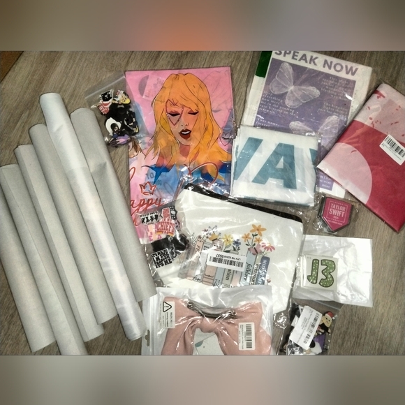 Taylor Swift Fans Merch Bundle Lot NWT 20pcs - Picture 2 of 2